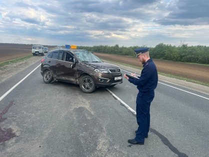 Следователями СК возбуждено уголовное дело по факту ДТП в Энгельсском районе, в результате которого скончалась несовершеннолетняя